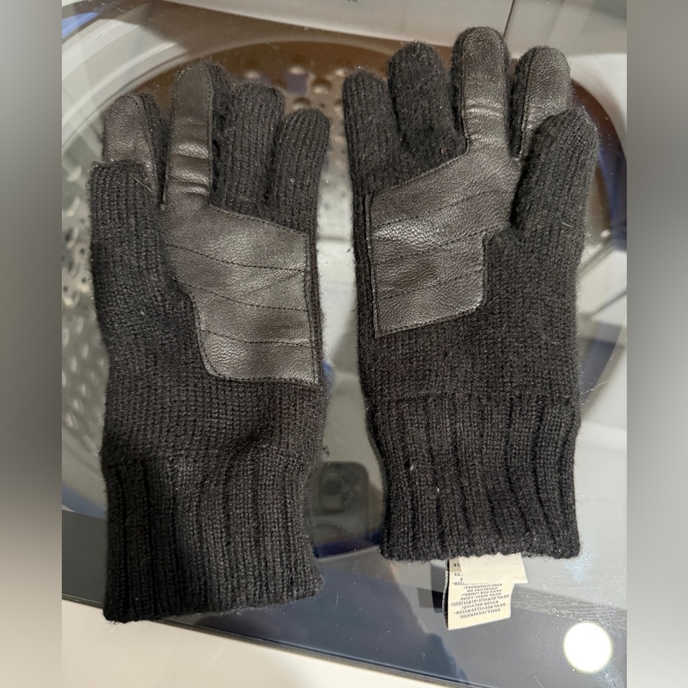 Like New(Worn Once!)UGG Black Knit and Leather Winter Gloves